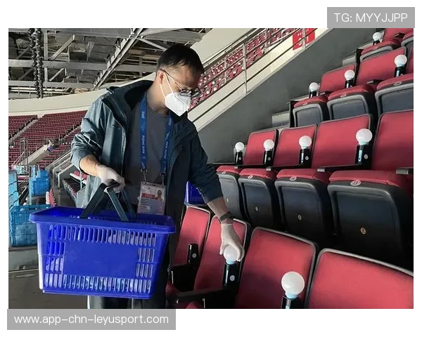 冰球球员滑到观众席拿零食吃再回场